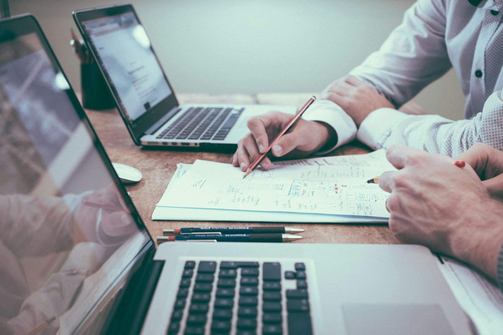 Doradcy wspólnie przeglądają dokumenty